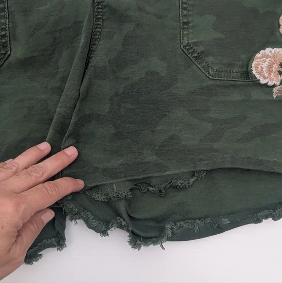 Torrid Green Camo Cutoff Shorts Floral Embroidery High Rise Raw Hem Casual 20 - Picture 7 of 13